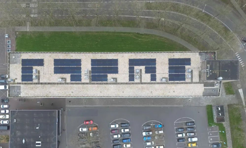 Luchtfoto van een plat dak met rijen zonnepanelen