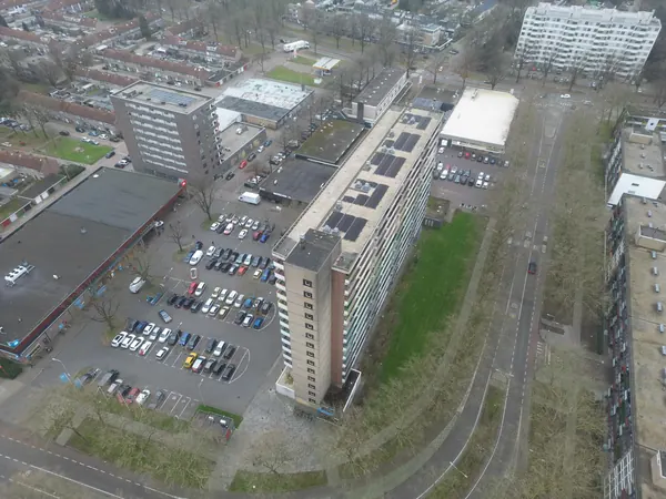 Luchtfoto van een hoge flat met zonnepanelen in vakken op het platte dak