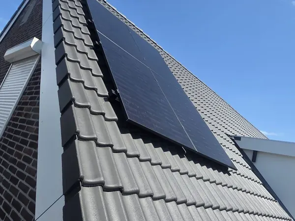 Zwarte zonnepanelen op een steil dak met antraciet dakpannen